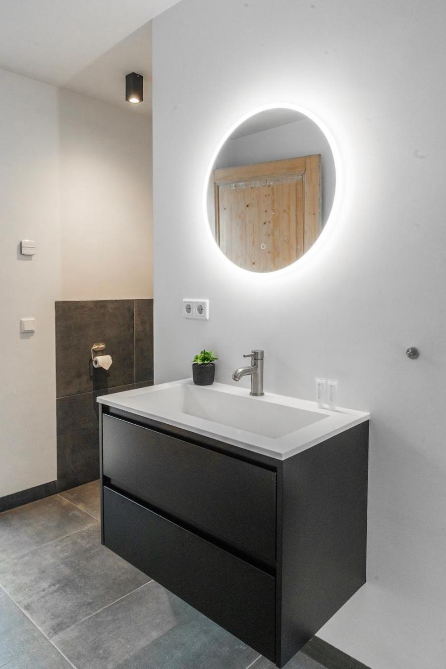 טילבורג Xxl Loft With Bath Located Stadsvilla מראה חיצוני תמונה
